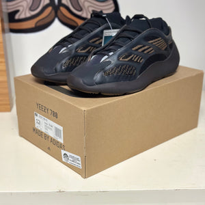 Yeezy 700 “Clabro”